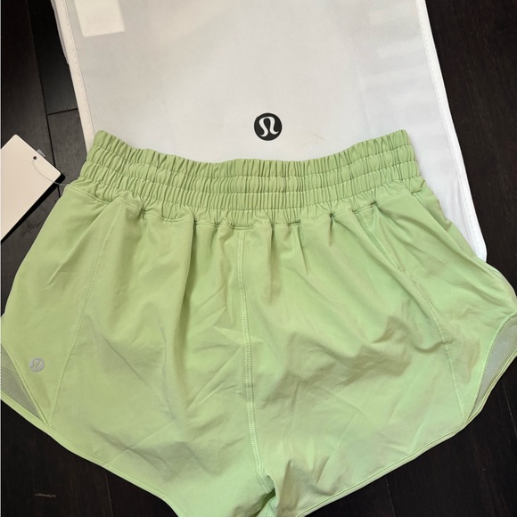 LULULEMON HOTTY HOT HR SHORTS 2.5” in LEMON GRASS SZ 6 NWT - Picture 6 of 10